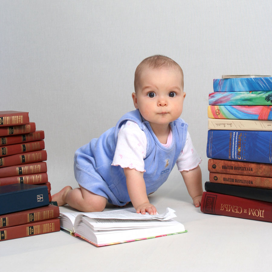 Раннее развитие сайт. Книга малышам. Развитие ребенка. Фотосессия ребенка с книгами. Маленький ребенок с книгой.